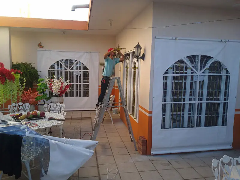 Cortinas enrollables de PVC tipo cristal para terrazas y restaurantes