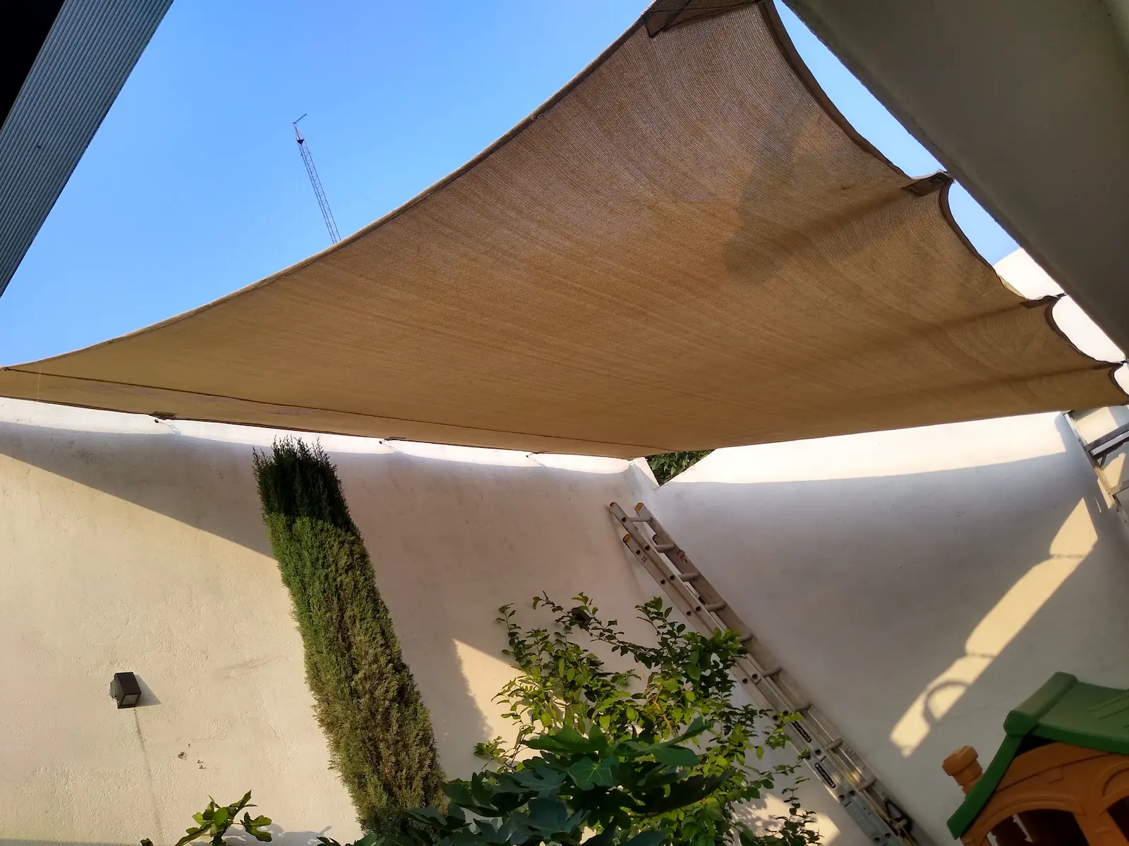 Cambio y renovación de lonas deterioradas por el sol o el clima
