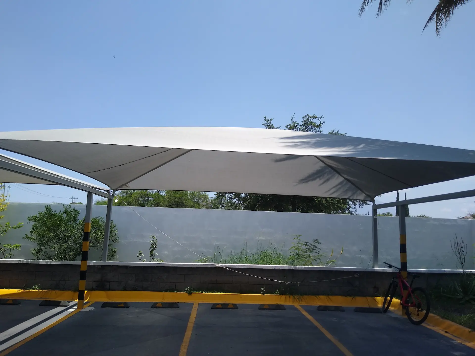 Diseño y fabricación de estructuras metálicas para lonas y toldos